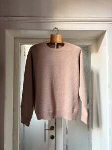 lambswool jersey roundneck single strand set-in sleeve camel