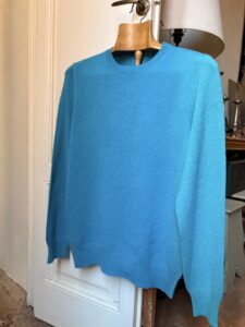 cashmere jersey roundneck single strand set-in sleeve azzurro