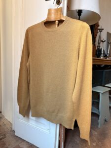 cashmere jersey roundneck single strand set-in sleeve camel
