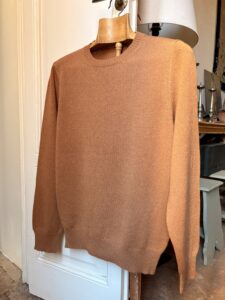 cashmere jersey roundneck single strand set-in sleeve camel